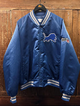 Load image into Gallery viewer, Detroit Lions Vintage 90s Spell Out Chalk Line Satin Bomber Jacket Blue (Team NFL Arm Patch) ABC Vintage 
