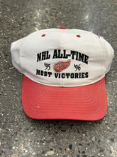 Load image into Gallery viewer, Detroit Red Wings Vintage 1995-96 NHL All-Time Most Victories Snapback Cream Red ABC Vintage 