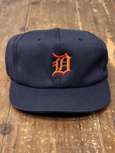 Load image into Gallery viewer, Detroit Tigers Vintage 1985 Old English Orange D Snapback Navy ABC Vintage 