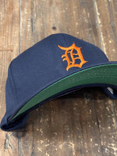 Load image into Gallery viewer, Detroit Tigers Vintage 1985 Old English Orange D Snapback Navy ABC Vintage 
